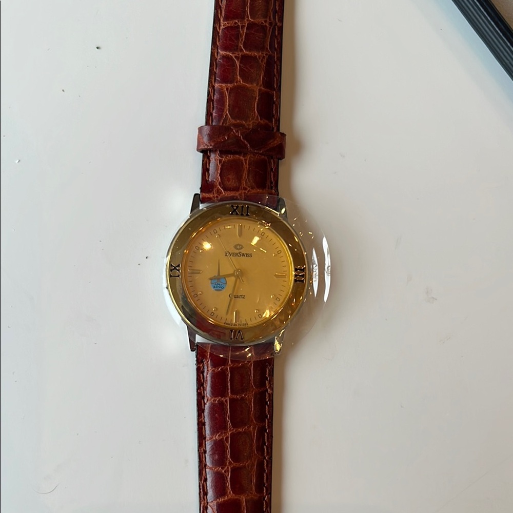Gold and Brown Leather Watch with Classic Buckle
*****Watch needs batteries*****